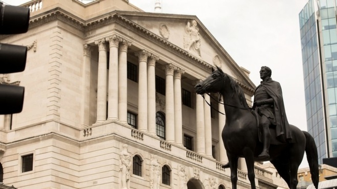 Exteriören av en centralbank, som Bank of England, med klassisk arkitektur som symboliserar den finansiella stabilitetens institution.